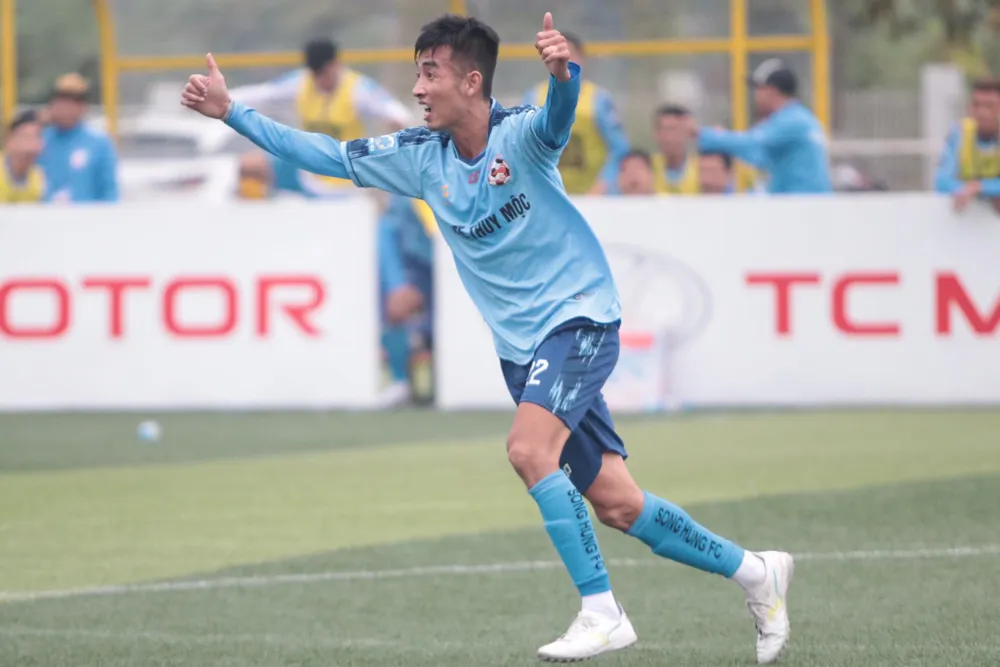 Song Hùng: Ăn cơm tấm Sài Gòn giữa lòng Hà Nội, đại náo sân Hoàng Mai và chinh phục khán giả VPL ảnh 1