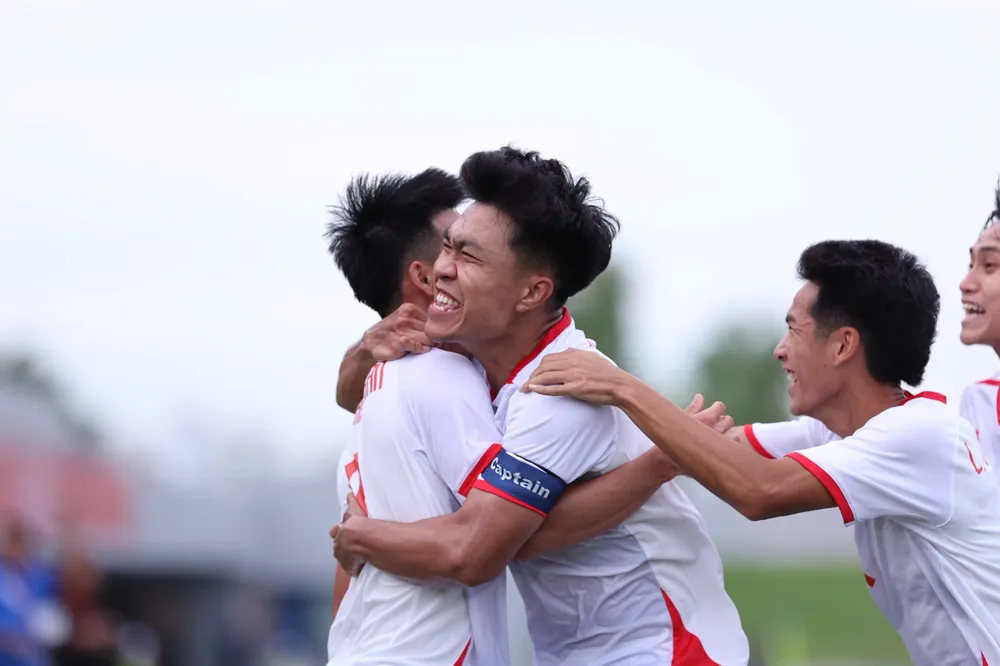 HLV Đinh Hồng Vinh U23 Việt Nam đã bản lĩnh, kiên cường để vượt qua khó khăn.jpg