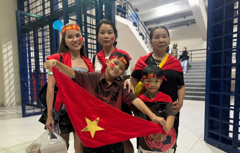 Đông đảo CĐV Việt Nam làm nóng không khí sân Si Jalak Harupat. ẢNH: TÂM HÀ