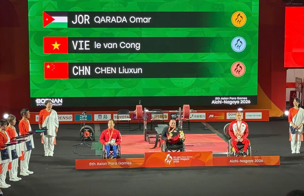 Lực sĩ Lê Văn Công giành huy chương đầu tiên cho Đoàn thể thao người khuyết tật Việt Nam tại Nhật Bản. Ảnh: TD