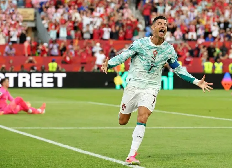 Ronaldo là cầu thủ bóng đá đầu tiên có tài sản ròng trên 2 tỷ USD. Ảnh: THX
