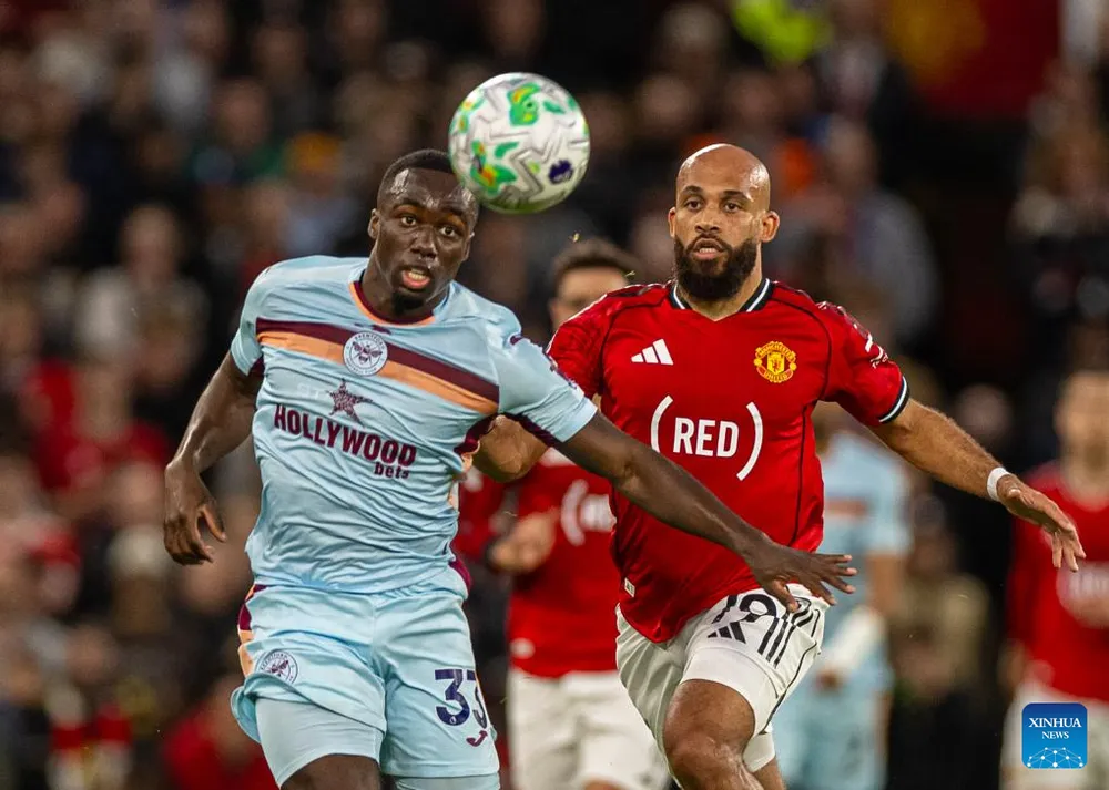 Mbeumo (phải) từng cùng Man United nhận thất bại cay đắng trước Grimsby Town. Ảnh: THX