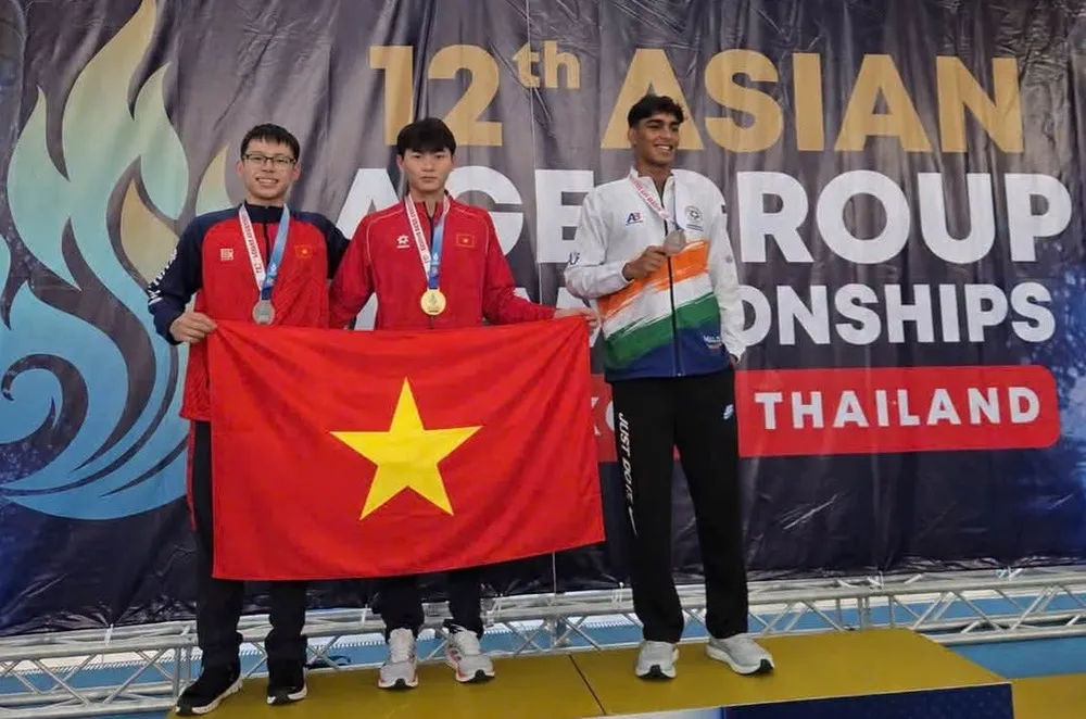 Kình ngư trẻ Dương Văn Hoàng Quy (giữa) góp mặt ở Olympic trẻ. 