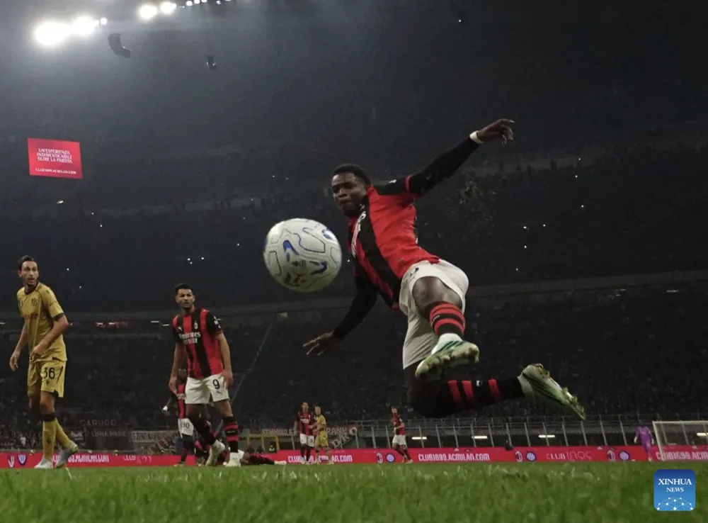 Alphadjo Cisse của AC Milan liệu có kịp được thi đấu trên sân mới? Ảnh: THX