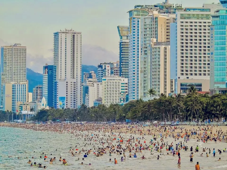 Bãi biển Nha Trang đông nghịt người