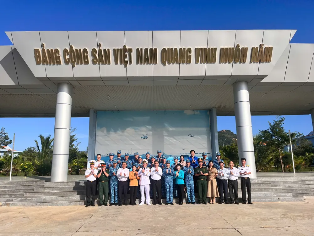 工作团同海军第189旅干部和战士们合影留念。（图：张仁）