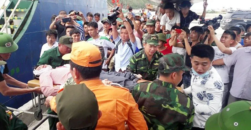 Một thuyền viên được cứu sống đưa lên bờ