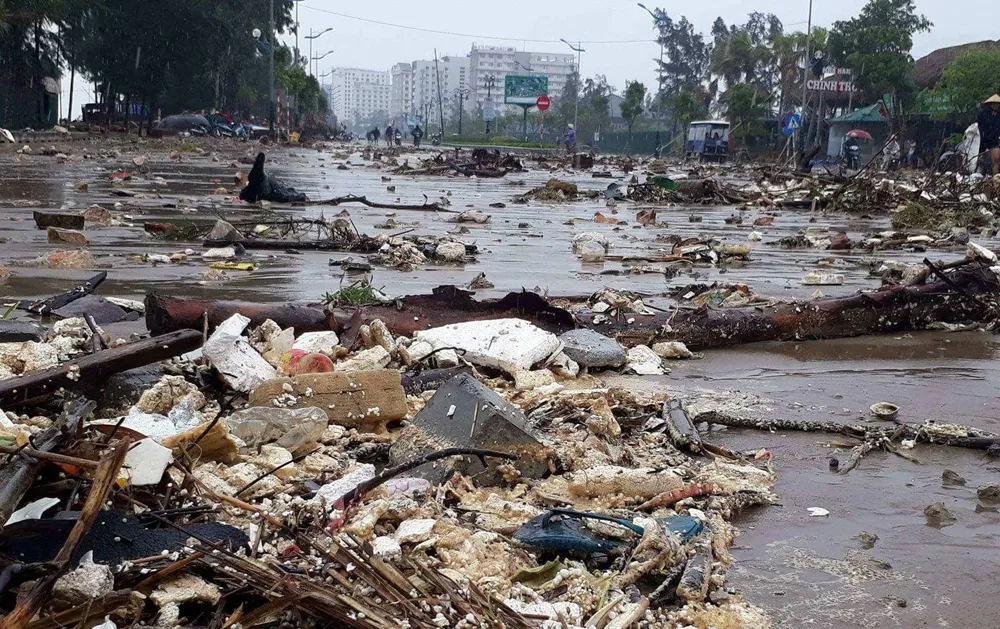 Bão hoành hành kinh hoàng, miền Trung ra sức chống chọi ảnh 40