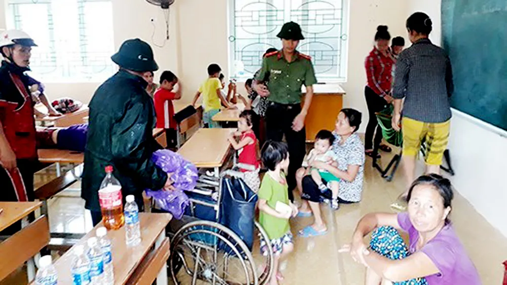 Bão hoành hành kinh hoàng, miền Trung ra sức chống chọi ảnh 5