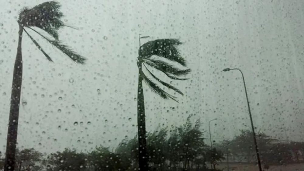 Bão hoành hành kinh hoàng, miền Trung ra sức chống chọi ảnh 3