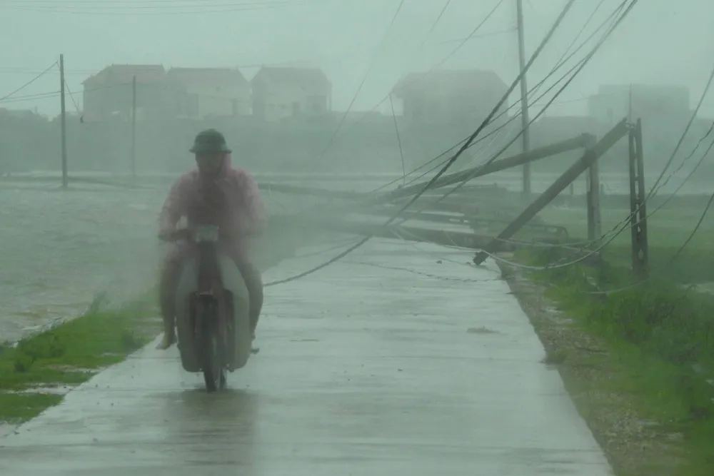 Bão hoành hành kinh hoàng, miền Trung ra sức chống chọi ảnh 19