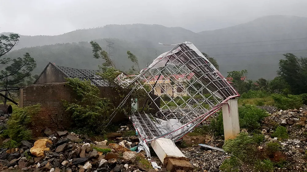 Bão hoành hành kinh hoàng, miền Trung ra sức chống chọi ảnh 26