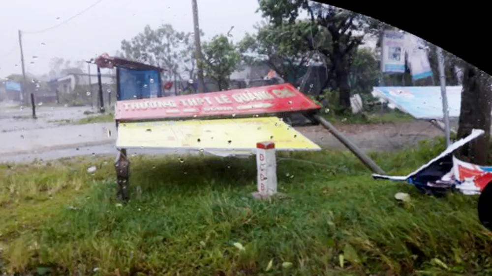 Bão hoành hành kinh hoàng, miền Trung ra sức chống chọi ảnh 10