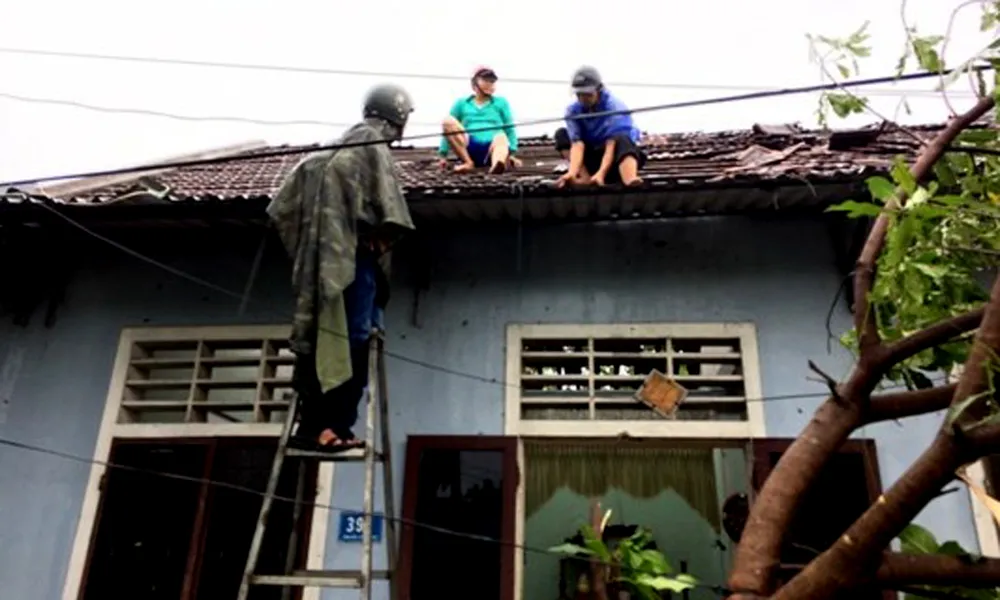 Bão hoành hành kinh hoàng, miền Trung ra sức chống chọi ảnh 34