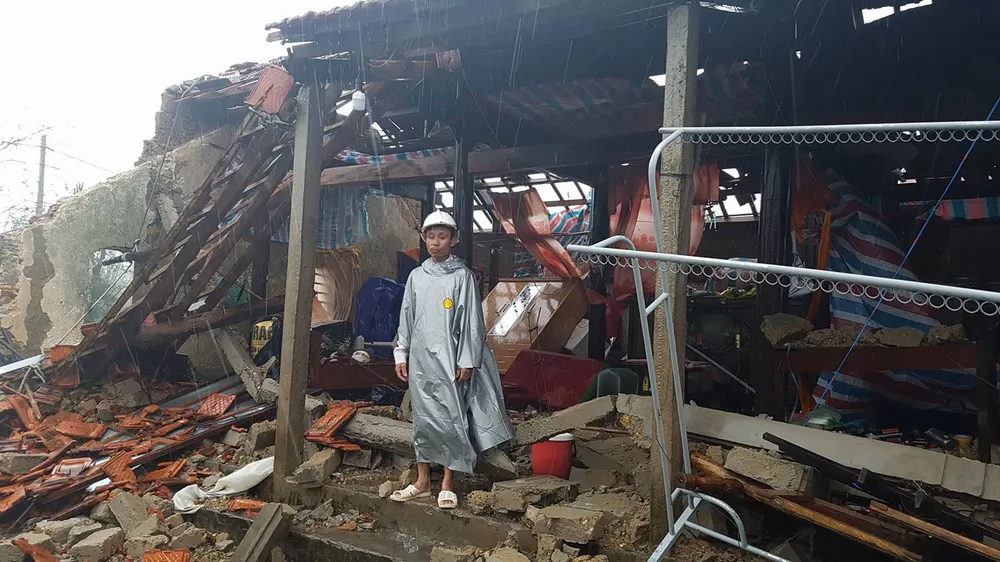 Bão hoành hành kinh hoàng, miền Trung ra sức chống chọi ảnh 22