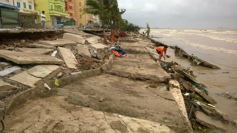 Hàng chục km đê biển bị bão số 10 phá tan ảnh 1