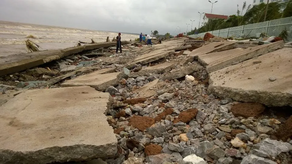 Hàng chục km đê biển bị bão số 10 phá tan ảnh 2