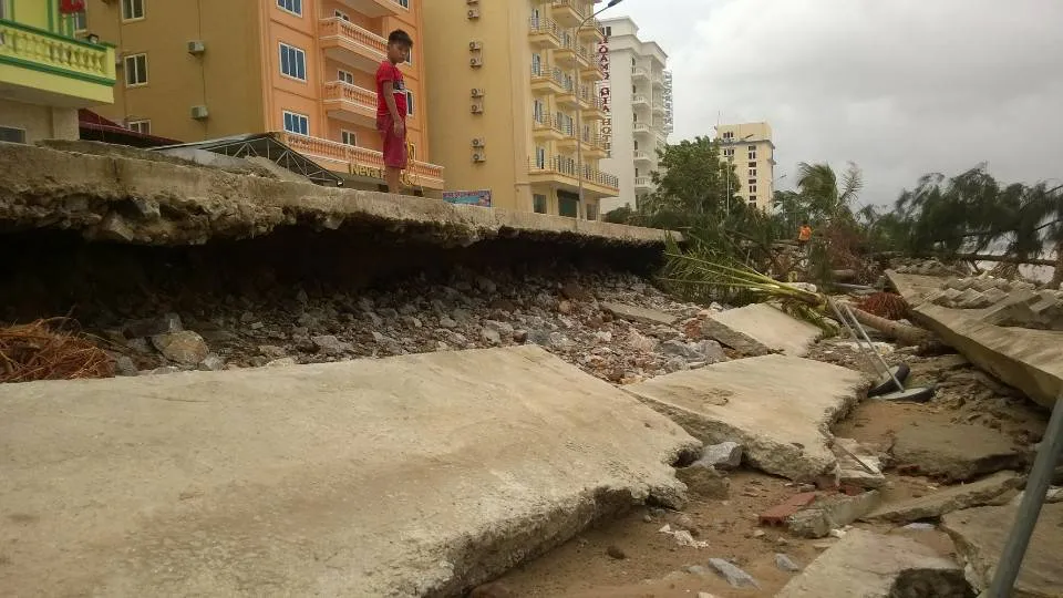 Hàng chục km đê biển bị bão số 10 phá tan ảnh 3