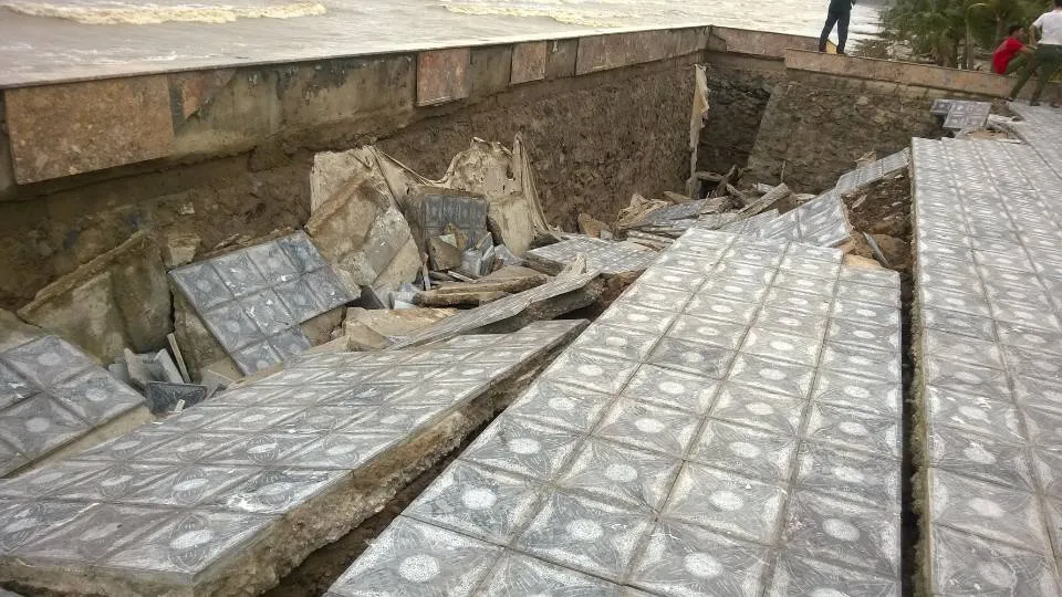 Hàng chục km đê biển bị bão số 10 phá tan ảnh 5