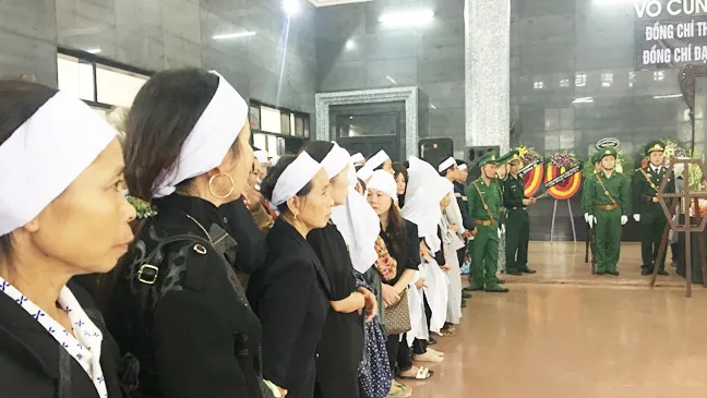 Truy điệu 2 sĩ quan biên phòng hy sinh khi giúp dân phòng chống lũ lụt ảnh 2