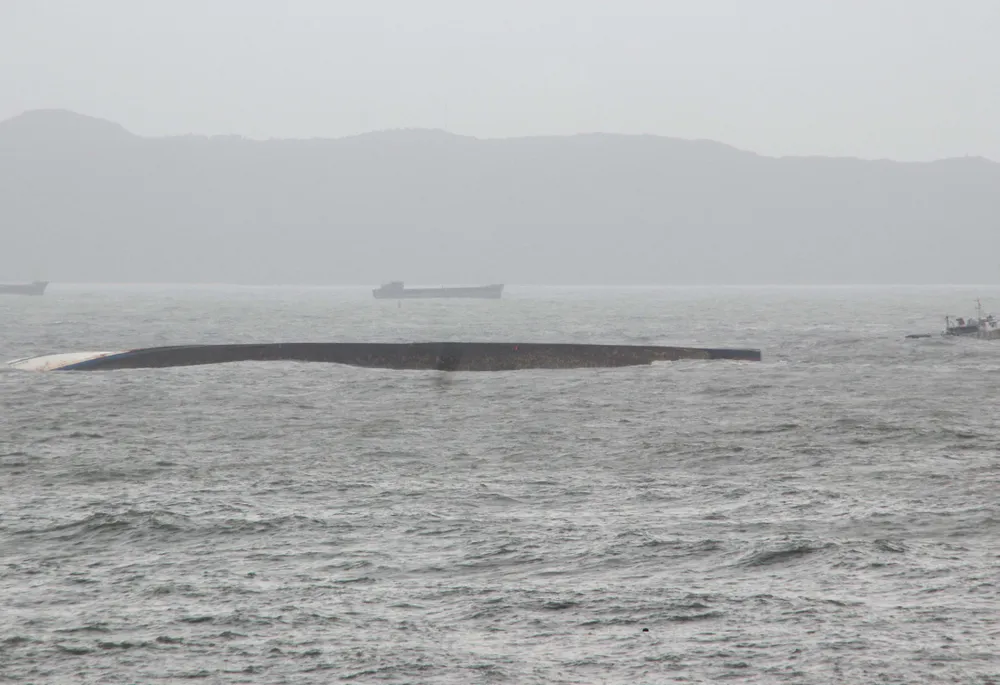 Bình Định yêu cầu chủ tàu khẩn trương trục vớt các tàu hàng bị chìm  ảnh 3