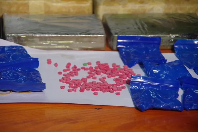 Bắt 2 đối tượng vận chuyển 2 bánh heroin, 18.000 viên ma túy ảnh 2