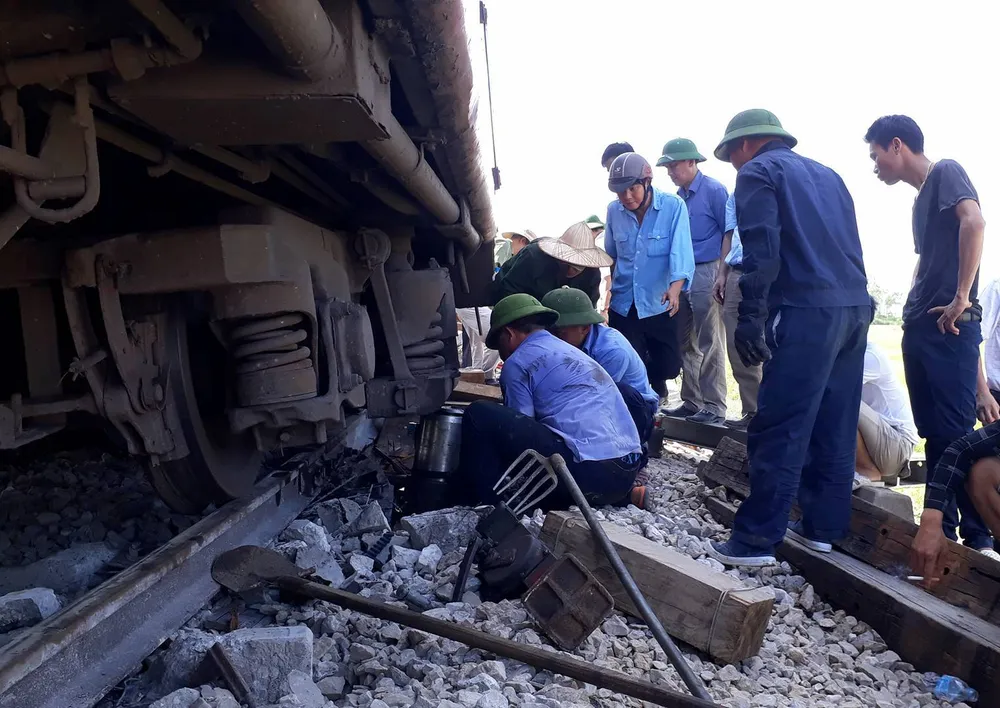Tàu hoả đâm xe chở đá, 2 người chết, 8 người bị thương ảnh 2