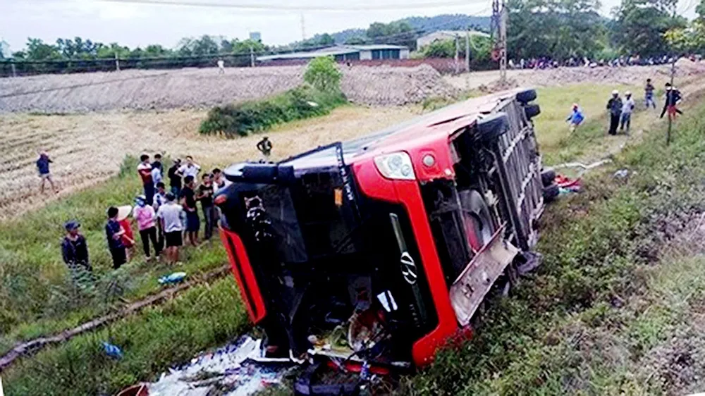 Lật xe giường nằm, 2 người chết, 7 người bị thương ảnh 1