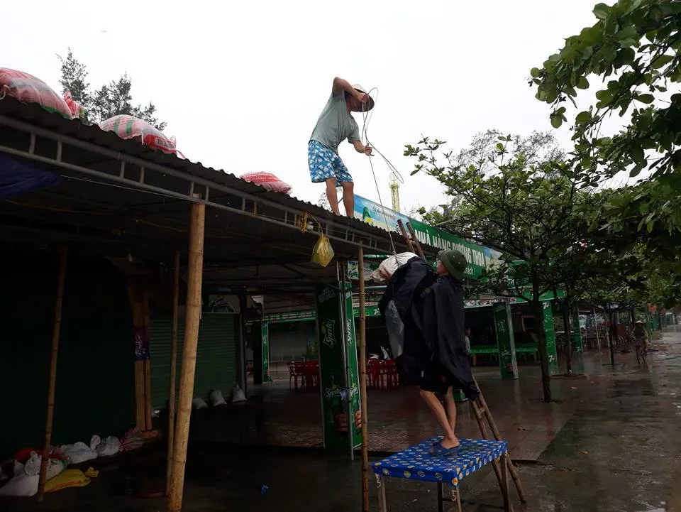 Người dân miền Trung hối hả “đón” bão số 3 ảnh 2