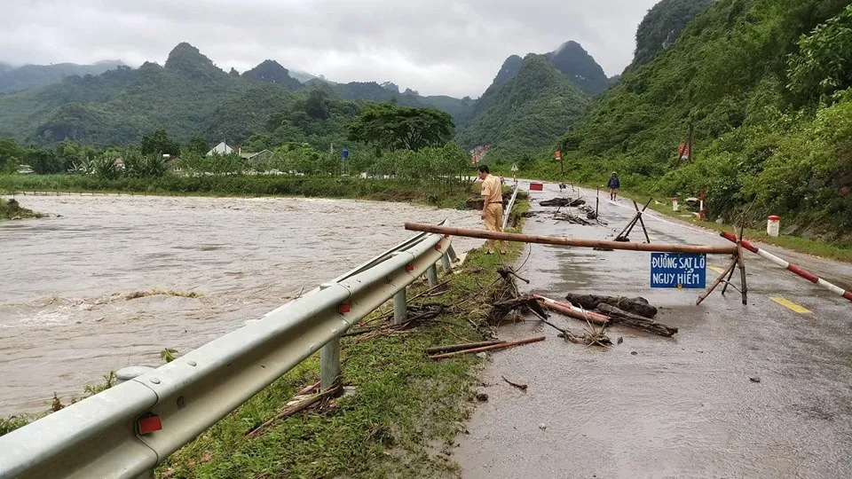 Mưa lớn gây ngập lụt, chia cắt nhiều nơi ở Nghệ An, Thanh Hóa ảnh 3