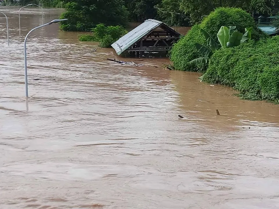 Người dân các huyện miền núi Nghệ An trắng đêm chạy lũ ảnh 2