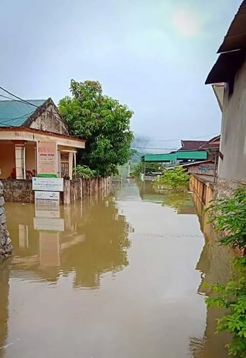 Người dân các huyện miền núi Nghệ An trắng đêm chạy lũ ảnh 5