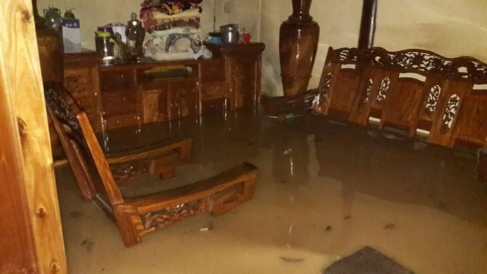 Người dân các huyện miền núi Nghệ An trắng đêm chạy lũ ảnh 8