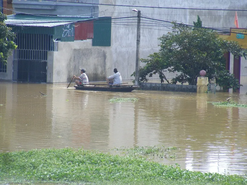 Xóm làng bỗng chốc biến thành sông ảnh 2