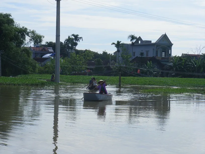 Xóm làng bỗng chốc biến thành sông ảnh 6