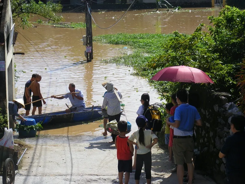 Xóm làng bỗng chốc biến thành sông ảnh 8