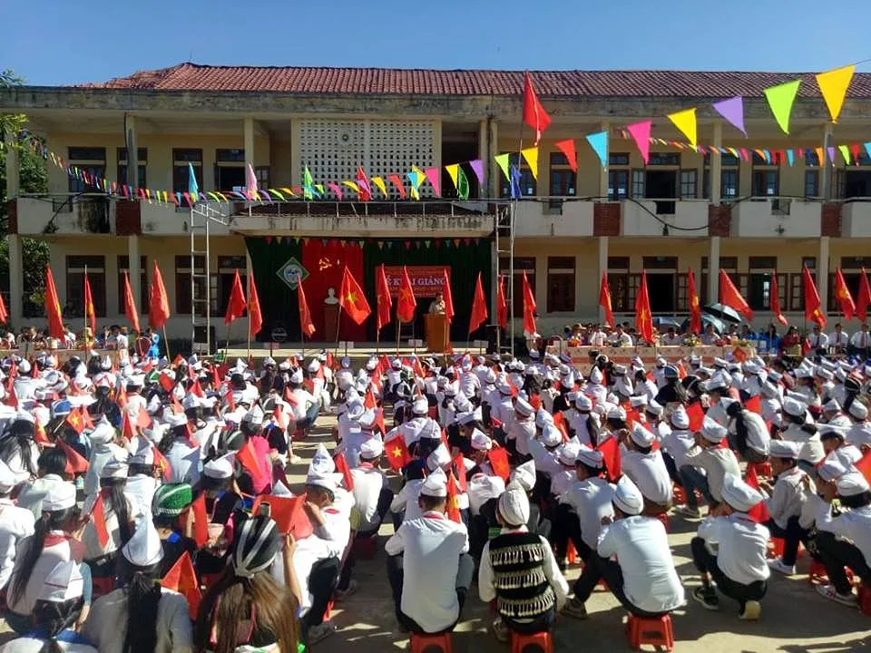 Thầy cô, học sinh vùng mưa lũ gạt bùn đất tổ chức khai giảng ảnh 5