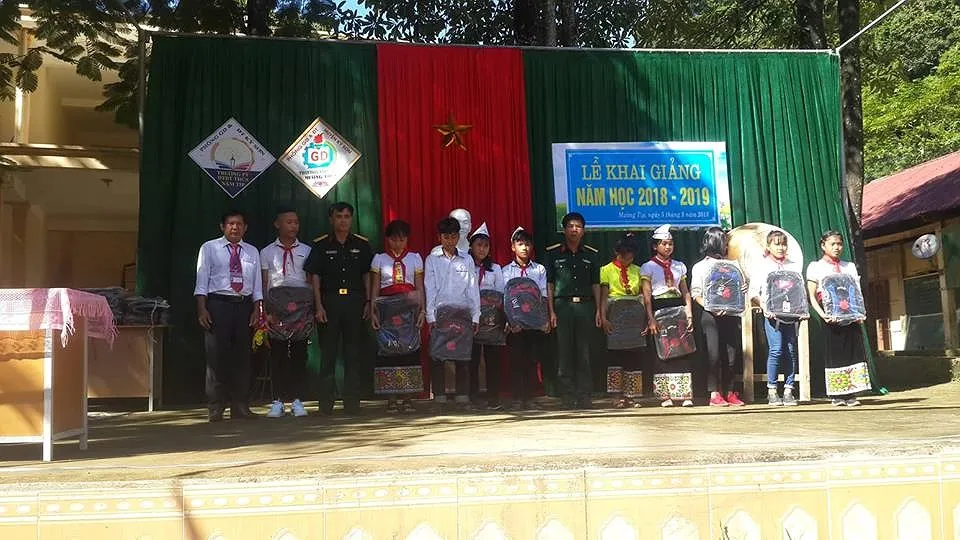 Thầy cô, học sinh vùng mưa lũ gạt bùn đất tổ chức khai giảng ảnh 8