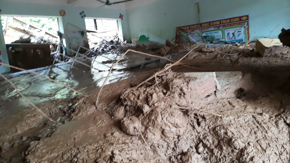 Thầy cô, học sinh vùng mưa lũ gạt bùn đất tổ chức khai giảng ảnh 2