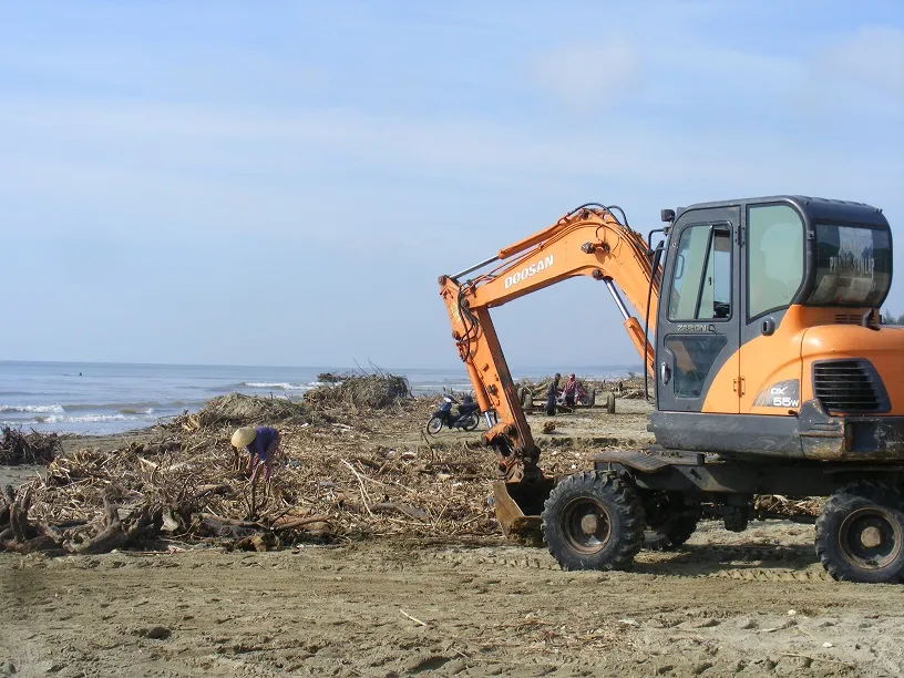 Kinh hoàng củi, rác ngập bãi biển Sầm Sơn tỉnh Thanh Hóa ảnh 3