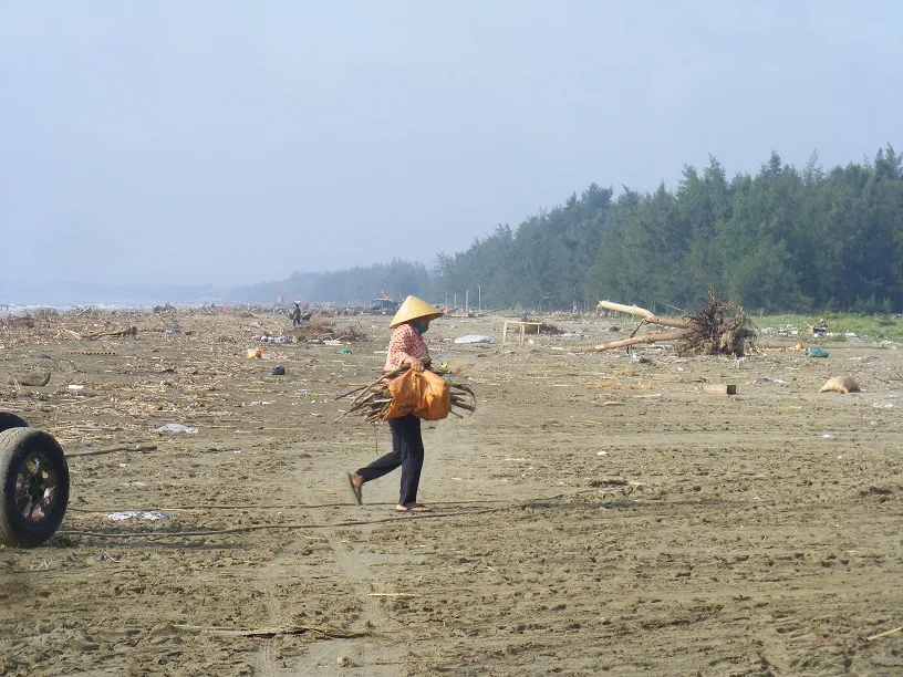 Kinh hoàng củi, rác ngập bãi biển Sầm Sơn tỉnh Thanh Hóa ảnh 9