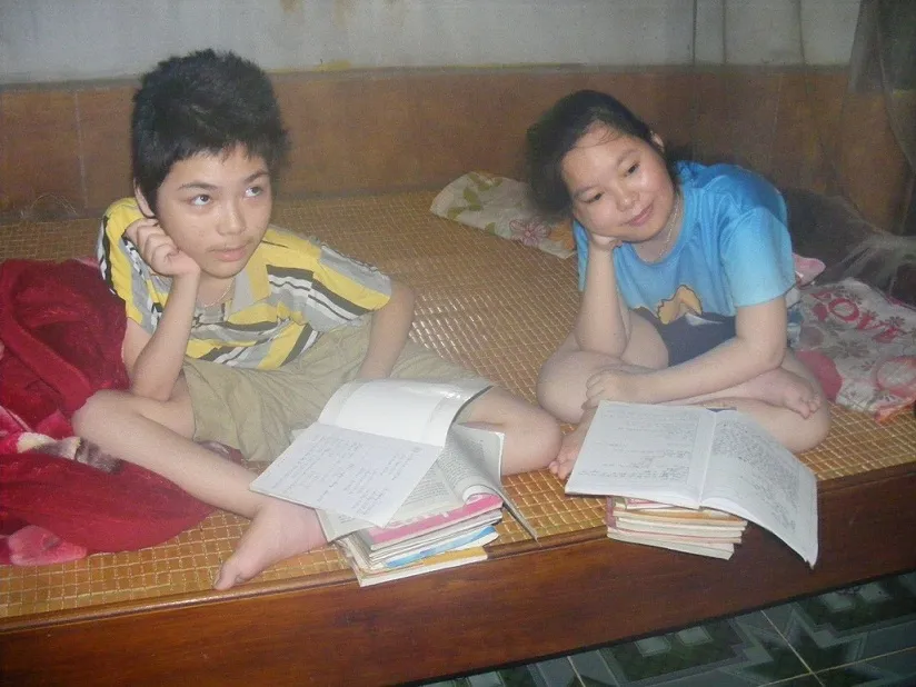 9 năm “vác” 2 con tới trường ảnh 1