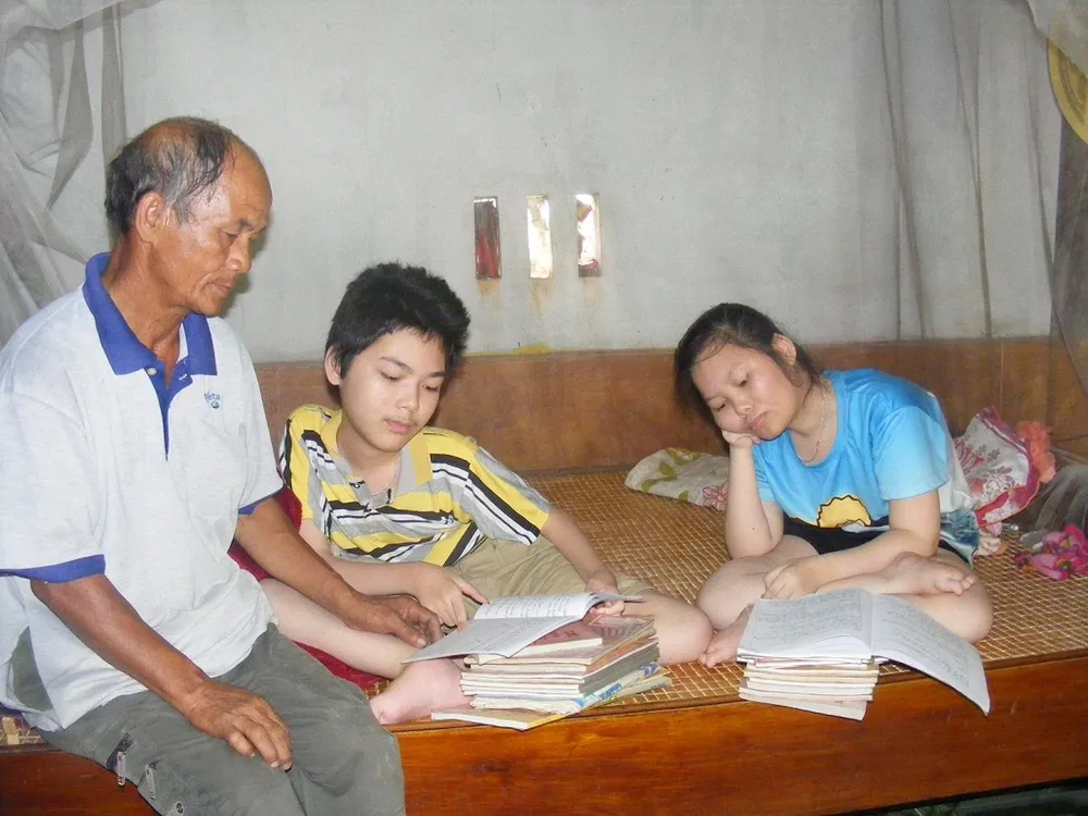 9 năm “vác” 2 con tới trường ảnh 2