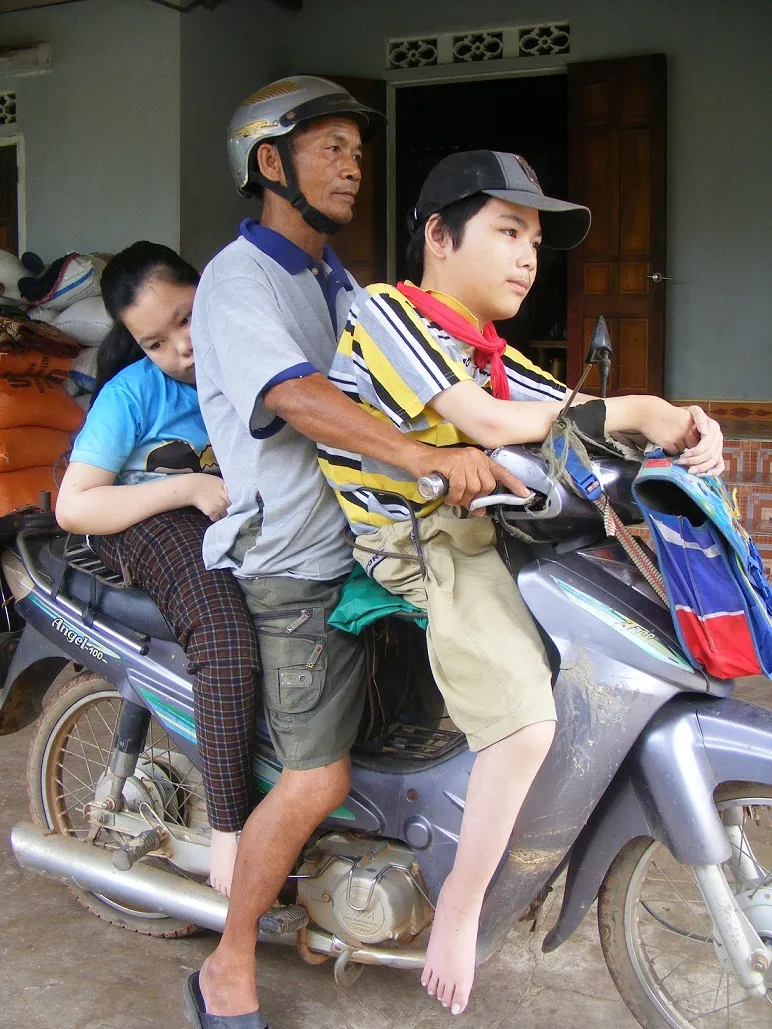 9 năm “vác” 2 con tới trường ảnh 4