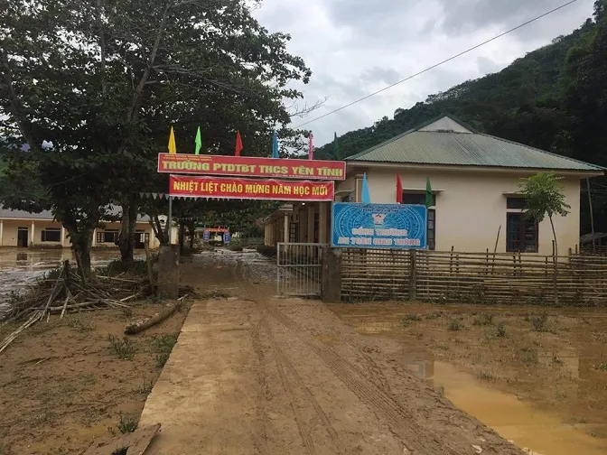 Lũ về, hàng trăm học sinh tháo chạy trong đêm ảnh 3