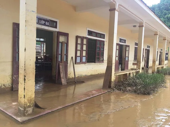 Lũ về, hàng trăm học sinh tháo chạy trong đêm ảnh 4