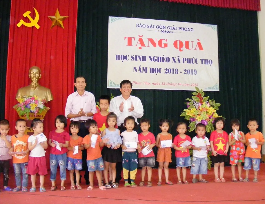 Báo Sài Gòn Giải Phóng trao quà cho học sinh nghèo học giỏi tại Nghệ An ảnh 1