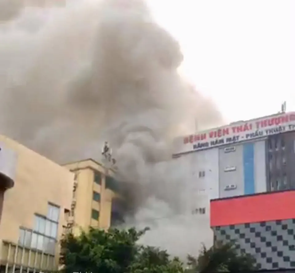 Khói bốc ngùn ngụt từ khách sạn lớn ở TP Vinh ảnh 2
