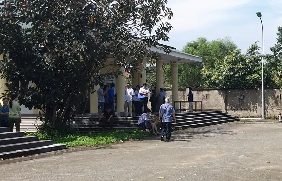 Người nhà ông Quang tập trung tại Nhà tang lễ Bệnh viện Đa khoa Nghệ An yêu cầu làm rõ cái chết của ông Quang