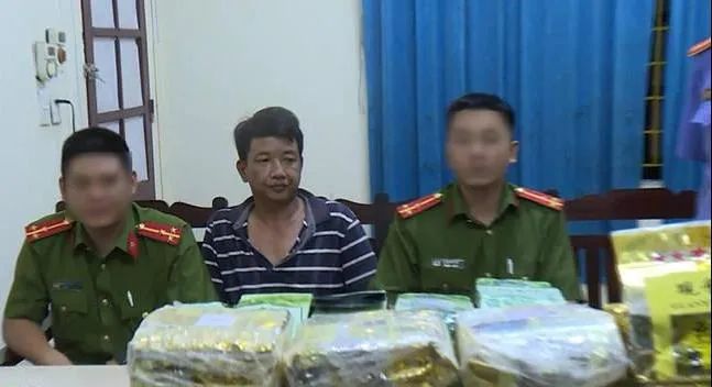Triệt phá đường dây ma túy lớn, thu 40kg ma túy, 20 bánh heroin ảnh 1